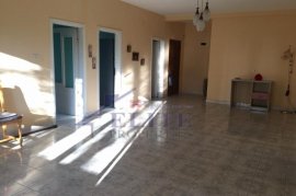 Jepet me qira apartament  3+1 tek Rr Elbasanit, Ενοικίαση