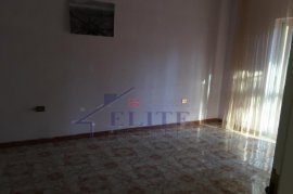 Jepet me qira apartament  3+1 tek Rr Elbasanit, Ενοικίαση