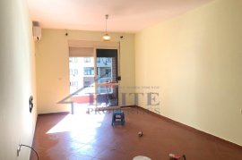 Shitet super apartament 2+1 Pranë ''Uslugës''., Vente