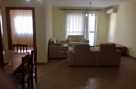 Tek Rruga e Kavajes jepet me qira apartament 3+1, Affitto