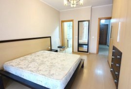 tek Komuna e Parisit 2+1+2Bllk (Garazh), Location