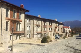 Vilë në shitje në “Petrelë” , Venta