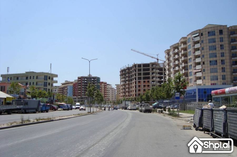 Shitet ambjent sherbimesh per 1300 eu/m2,Astir., Tirana