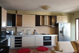 JEPET APARTAMENT 3+1 ME QIRA TE KOMUNA PARISIT!, Huren