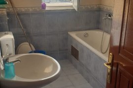 Jepet me qera apartament 2+1, perball Ringu rruga , Huren