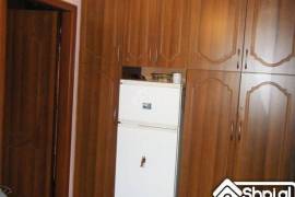 Shitet apartament 1+1 në  Rr. “Ali Demi" pran