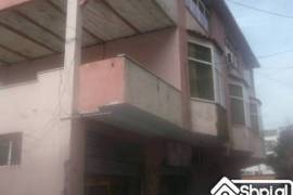 Shitet apartament ne rrugen Muhamet Gjollesha