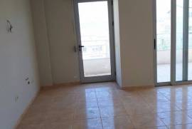 Shitet Apartament 2+1 prane kopshtit zoologjik, Πώληση