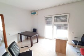 Ambient i Madh (110 m2) per Zyra tek Rr. Elbasanit, Location