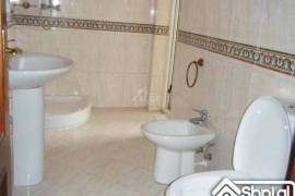 Jepet apartament 3+1 me qira ne Rrugen e  Elbasani