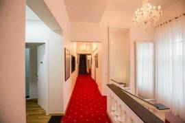 JEPET ME QERA SUPER HOTEL NE QENDER TE TIRANES..., Location