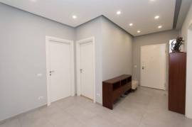 Jepet me qira apartament 3+1 prane “Ring Center”. , Huren