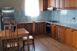 JEPET ME QIRA APARTAMENT 2+1 NË ISH-BLLOK, TIRANË, Ενοικίαση