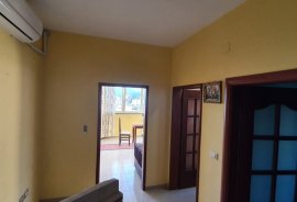 Tek Rruga Kavajes, Jepet Ne Qira Apartament 2+1., Ενοικίαση