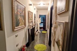 OKAZION TE STACIONI TRENIT.. APARTAMENT  3+1..!!, Verkauf