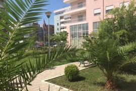 Shitet apartament prane stacionit te trenit, Vente