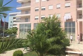 Shitet apartament prane stacionit te trenit, Venta