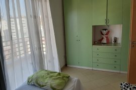 Shitet apartament 2+1+3 poste parkimi ne Komune te, Alquiler