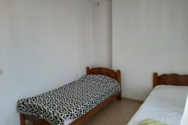 Shitet apartament 2+1+3 poste parkimi ne Komune te, Qera