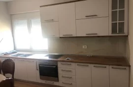 Jepet me qera apartament 2+1, rruga Irfan Tomini, , Miete