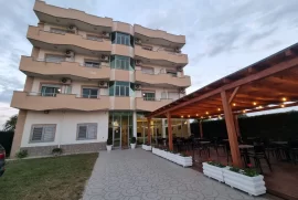 Shitet Hotel (1096m2) në Qerret me mobil. Klasik  