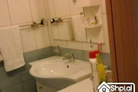 Mbi Kristal Center shitet apartament 1+1, Πώληση