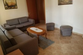 APARTAMENT ME QERA 3+1,RRUGA FORTUZI 300 €, Qera