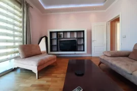 APARTAMENT 2+1 ME VERANDE PER QIRA TEK LIQENI I TH, Alquiler