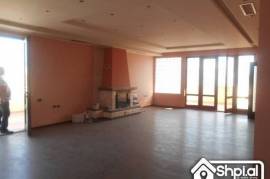 Shitet apartament 2+1 me verande, Venta