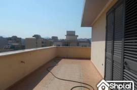 Shitet apartament 2+1 me verande, Venta