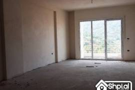 Shitet apartament 2+1 650eu/m2 prane liqenit, Shitje