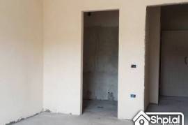 Shitet apartament 2+1 650eu/m2 prane liqenit, Shitje