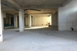 AMBJENT KOMERCIAL ME QERA 700 M2 NE KAMEZ, Ενοικίαση