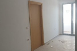 SHITET APARTAMENT 1+1 NË LAGJEN ÇLIRIMI, LUSHNJE, Πώληση