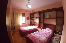  mbi qendren kristal jepet me qira apartament 2+1, Location