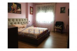 Shitet apartament 3+1 pranë Pazarit të Ri., Shitje