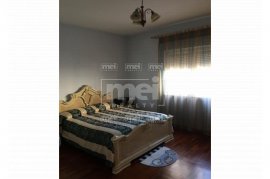 Shitet apartament 3+1 afer Stadiumit Dinamo, Vente