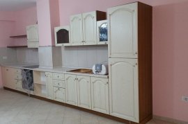 Tek Komuna E Parisit Shitet Apartament 2+1, Πώληση