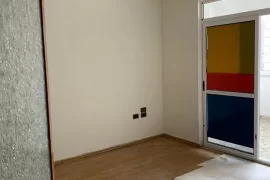 Jepet me qera apartament 3+1 buzë rruge kryesore !, Ενοικίαση