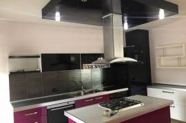 Shitet apartament 2+1 tek rruga Jordan Misja, Πώληση