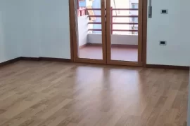 Shitet Apartament 2+1 rruga kavajes, Πώληση