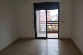 Apartament 1+1 ne Komune te Parisit, Venta