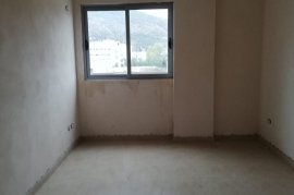 SHITET APARTAMENT 2+1 NË LAGJEN LONI DHAMO, LUSHNJ, Πώληση