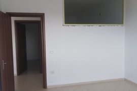 SHITET APARTAMENT 2+1 NË LAGJEN LONI DHAMO, LUSHNJ, Πώληση