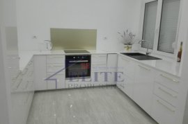 Tek Liqeni I thate , jepet me qera apartament 2+1, Huren